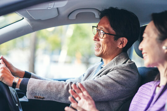 運転する男性と助手席に座る女性