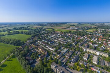 Fototapeta premium Die Stadt Puchheim an der westlichen Stadtgrenze Münchens im Kreis Fürstenfeldbruck von oben