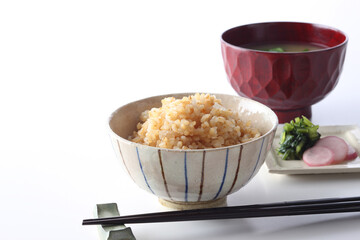 発芽玄米ご飯とお味噌汁と香の物　白バック