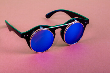 Double lens sunglasses with colored background