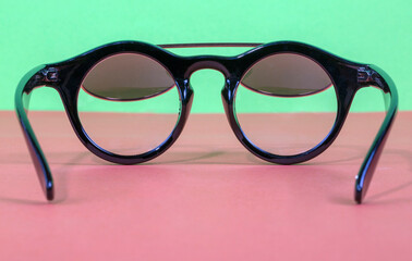 Double lens sunglasses with colored background