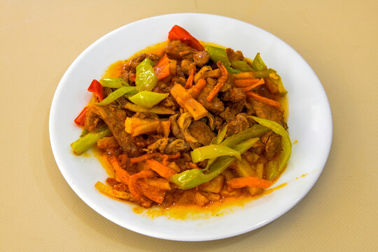 Dana kavurma, guvec.Sauteed meat with carrots and peas ( Turkish ; Et, Tavuk Sote. guvec  ) Et kavurma, orman ciftlik kebap. Tandir, tas kebabi.