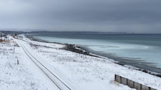 厳冬期のJR釧網本線の線路とオホーツク海