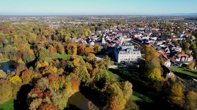 Pszczyna na Śląsku w Polsce. Polska złota jesień w parku pałacowym z lotu ptaka. Pałac w Pszczynie.