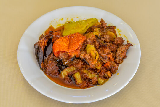 Dana kavurma, guvec.Sauteed meat with carrots and peas ( Turkish ; Et, Tavuk Sote. guvec  ) Et kavurma, orman ciftlik kebap. Tandir, tas kebabi.