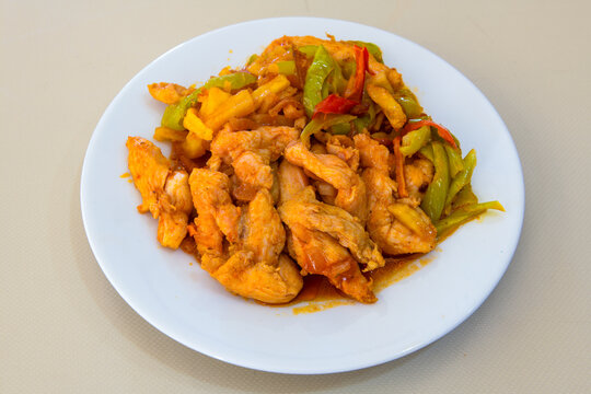 Dana kavurma, guvec.Sauteed meat with carrots and peas ( Turkish ; Et, Tavuk Sote. guvec  ) Et kavurma, orman ciftlik kebap. Tandir, tas kebabi.
