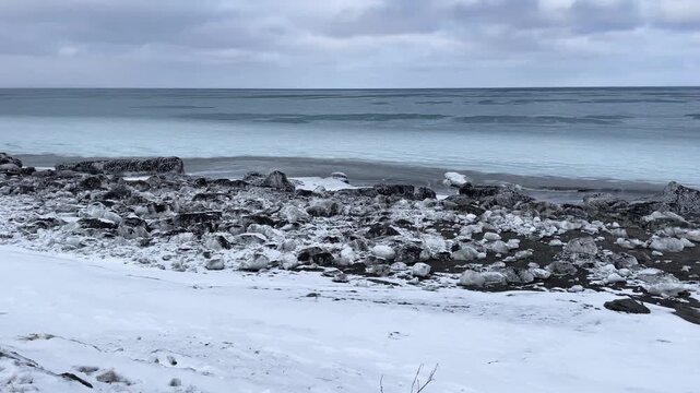 厳冬期のオホーツク海、鉛色の空と海、打ち上げられた流氷