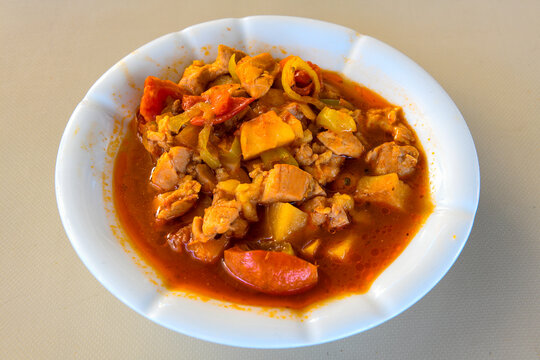 Dana kavurma, guvec.Sauteed meat with carrots and peas ( Turkish ; Et, Tavuk Sote. guvec  ) Et kavurma, orman ciftlik kebap. Tandir, tas kebabi.