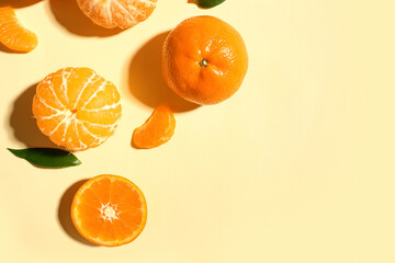 Obraz premium Sweet mandarins on yellow background