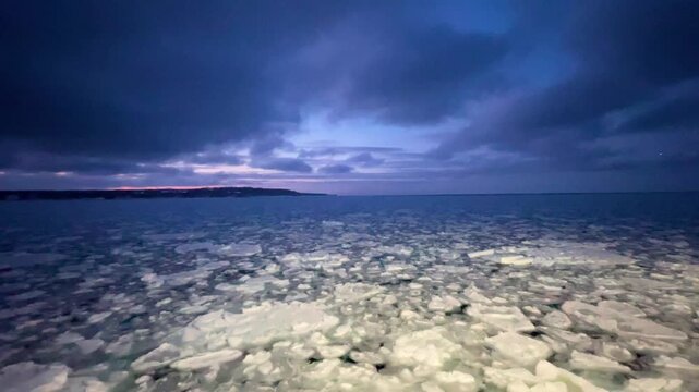 流氷、オホーツク海の冬
