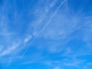綺麗な青空と飛行機雲の風景