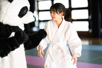 パンダの着ぐるみに体当たりしてタックルする空手着の子供