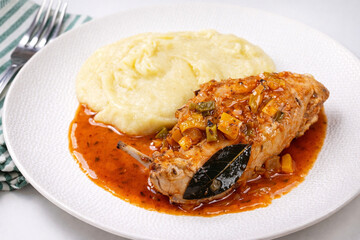 Cuisse de lapin mijot&eacute;e en sauce tomate avec pur&eacute;e de pommes de terre