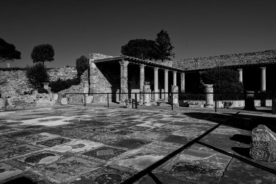 Archeologia in bianco e nero. Il complesso archeologico con i resti delle dell'antica citt&agrave; Punica di Cartagine, Area archeologica di Cartagine, Cartagine, Tunisia, Nord Africa