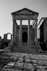 Archeologia in bianco e nero. Il complesso archeologico con i resti della antica città romana di...