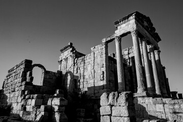 Archeologia in bianco e nero. Il complesso archeologico con i resti della antica citt&agrave; romana di Sufetular a Sbeitla nel governatorato di Kasserine.Tunisia, Nord Africa