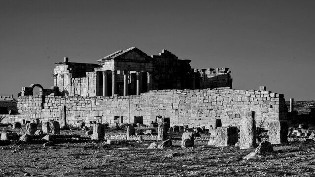 Archeologia in bianco e nero. Il complesso archeologico con i resti della antica citt&agrave; romana di Sufetular a Sbeitla nel governatorato di Kasserine.Tunisia, Nord Africa