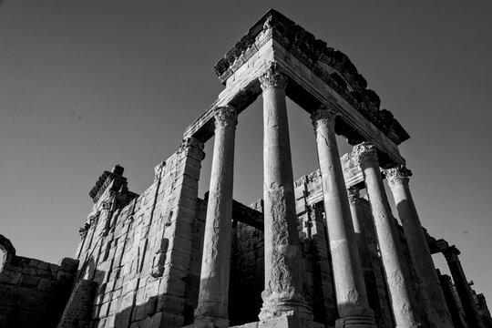 Archeologia in bianco e nero. Il complesso archeologico con i resti della antica citt&agrave; romana di Sufetular a Sbeitla nel governatorato di Kasserine.Tunisia, Nord Africa