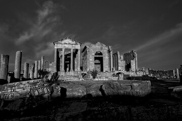 Archeologia in bianco e nero. Il complesso archeologico con i resti della antica città romana di...