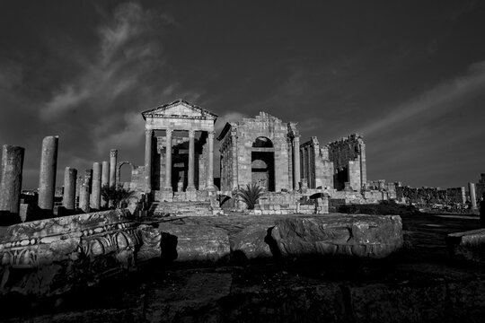Archeologia in bianco e nero. Il complesso archeologico con i resti della antica citt&agrave; romana di Sufetular a Sbeitla nel governatorato di Kasserine.Tunisia, Nord Africa