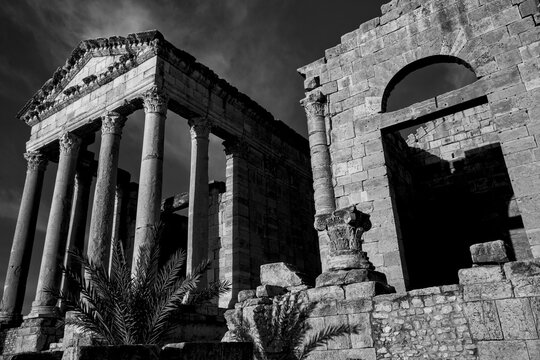 Archeologia in bianco e nero. Il complesso archeologico con i resti della antica citt&agrave; romana di Sufetular a Sbeitla nel governatorato di Kasserine.Tunisia, Nord Africa