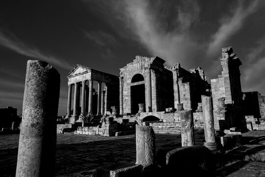 Archeologia in bianco e nero. Il complesso archeologico con i resti della antica citt&agrave; romana di Sufetular a Sbeitla nel governatorato di Kasserine.Tunisia, Nord Africa