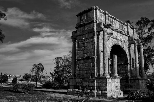Archeologia in bianco e nero. Il complesso archeologico con i resti della antica citt&agrave; romana di Sufetular a Sbeitla nel governatorato di Kasserine.Tunisia, Nord Africa