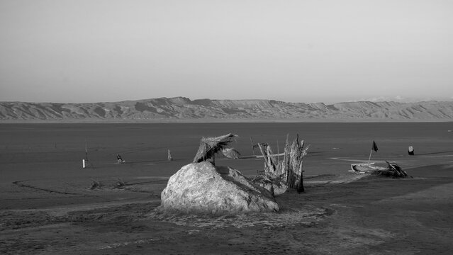 Paesaggi in bianco e nero. Panorama del grande lago salato di Chott el-Jerid al tramonto,Tozeur.Tunisia, Nord Africa