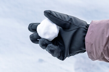 手に持った雪玉
