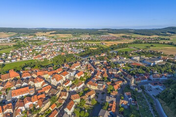 Obraz premium Das sommerliche Naabtal rund um die sehenswerte Stadt Nabburg im Naturpark Oberpfälzer Wald von oben