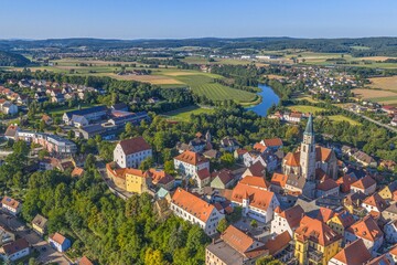 Obraz premium Das sommerliche Naabtal rund um die sehenswerte Stadt Nabburg im Naturpark Oberpfälzer Wald von oben