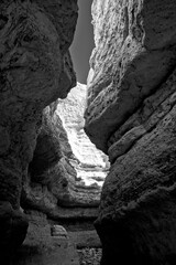 Paesaggi in bianco e nero. La regione di Tezeur in Tunisia &egrave; ricca di canyon e formazioni rocciose formatesi nel tempo grazie all'erosione degli elementi naturali.