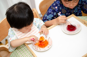 ゼリーを食べる子供