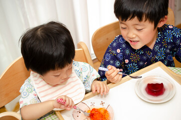 ゼリーを食べる子供