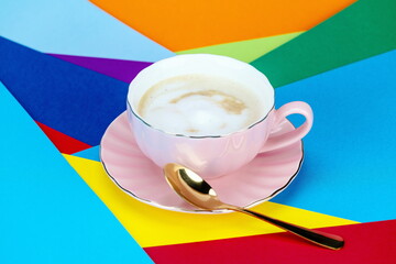  Tazza rosa con cappuccino e colori della pace