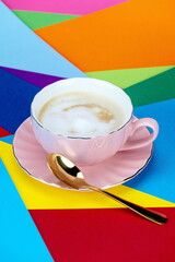 Tazza rosa con cappuccino e colori della pace 