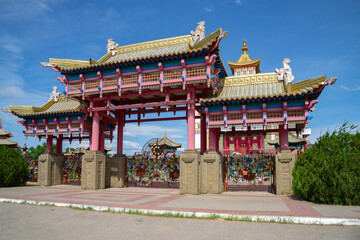 Obraz premium The central gate in the Buddhist temple 