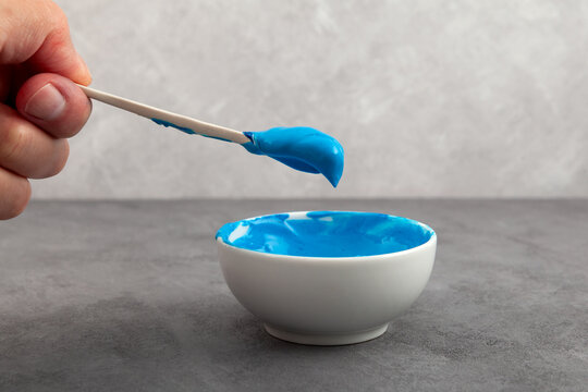 Culinary experiments with food coloring E133. Fat-soluble dye dissolves in buttercream. Brilliant blue FCF, dye powder mixed in cream base. Blue pigment, causes hyperactivity in children