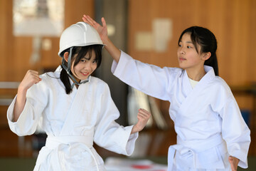 空手着の女の子　安全第一と鉄壁の防御