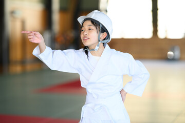 空手着の女の子　安全第一と鉄壁の防御