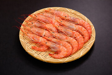 ザルに盛られた赤海老