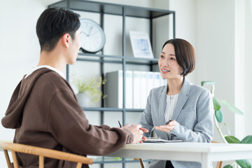 ミドルの男性に説明するビジネスウーマン