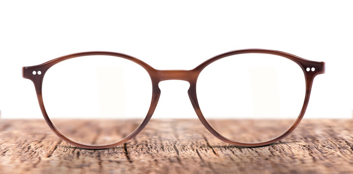 Eine Brille als Sehhilfe isoliert als Freisteller &uuml;ber transparentem Hintergrund