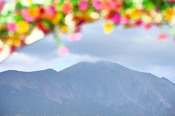 枠の奥に見える山の景色