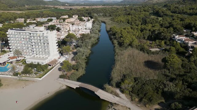 Vista a&eacute;rea de Canyamel en Mallorca con playas de arena dorada y costa mediterr&aacute;nea