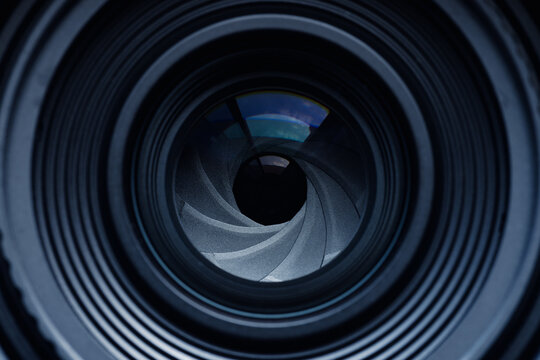 Close-up of Camera Lens Aperture Blades with Deep Depth of Field,A detailed macro shot of a professional camera lens iris diaphragm, showing the metallic texture of the aperture blades in a circular.