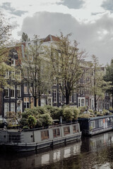 Amsterdam: Grachtenh&auml;user und Fassaden am Kanal &ndash; historische Architektur und Spiegelungen im Wasser