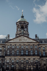 Fototapeta premium Amsterdam: Grachtenhäuser und Fassaden am Kanal – historische Architektur und Spiegelungen im Wasser