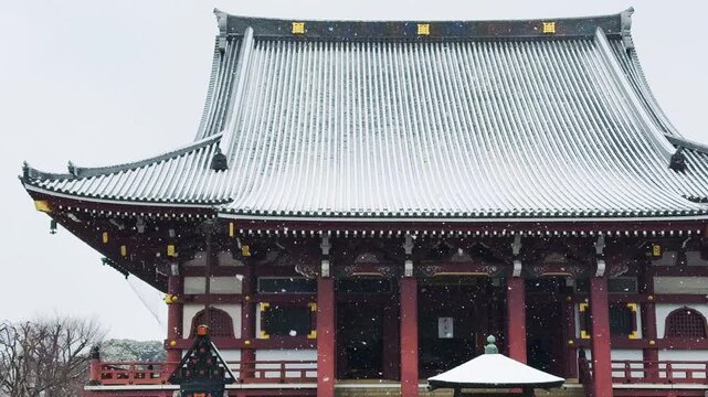 雪が舞う池上本門寺の大堂（祖師堂）
