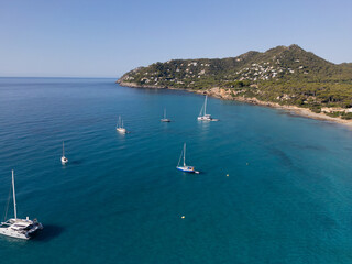 Obraz premium Vista aérea de Canyamel en Mallorca con playas de arena dorada y costa mediterránea